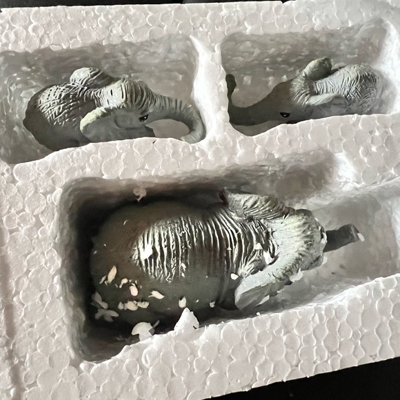 Elephants hanging on new in box - Picture 3 of 4